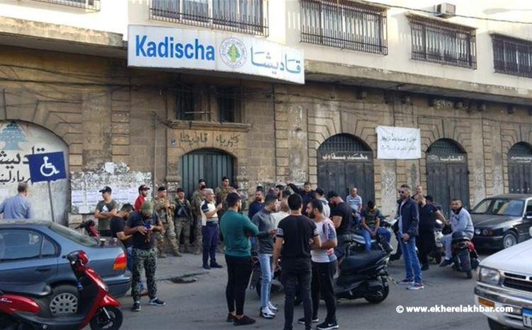 متظاهرون امام شركة كهرباء قاديشا فرع الميناء 