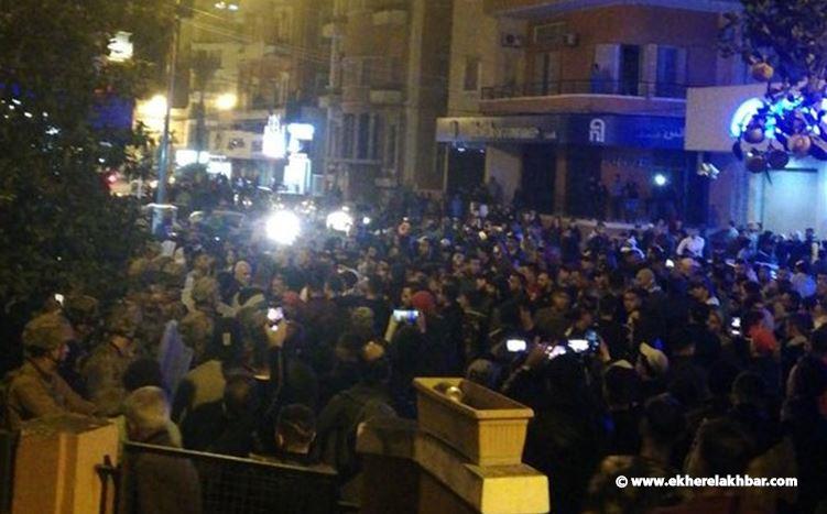 سقوط جريح نتيجة اشتباك بين المتظاهرين والجيش في شارع الجميزات في طرابلس