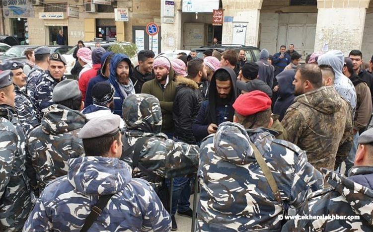 المحتجون امام سرايا حلبا يطالبون المحافظ للاستقالة