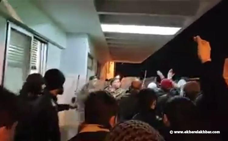 محتجون دخلوا الى شركة كهرباء قاديشا في البحصاص احتجاجا على التقنين