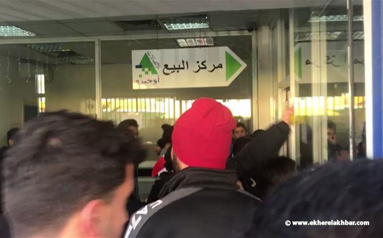 الطلاب والثوار داخل مبنى أوجيرو في جبيل