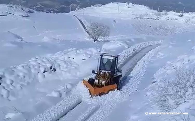 الجرافات تعمل على فتح الطرق المقطوعة بالثلج في عكار