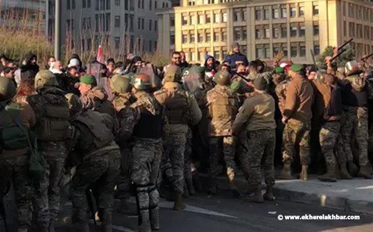 الجيش يحاول إبعاد المتظاهرين على الطريق البحرية بالقوة