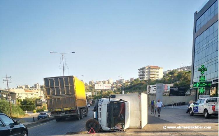 جريح نتيجة انقلاب بيك اب على اوتوستراد جونية