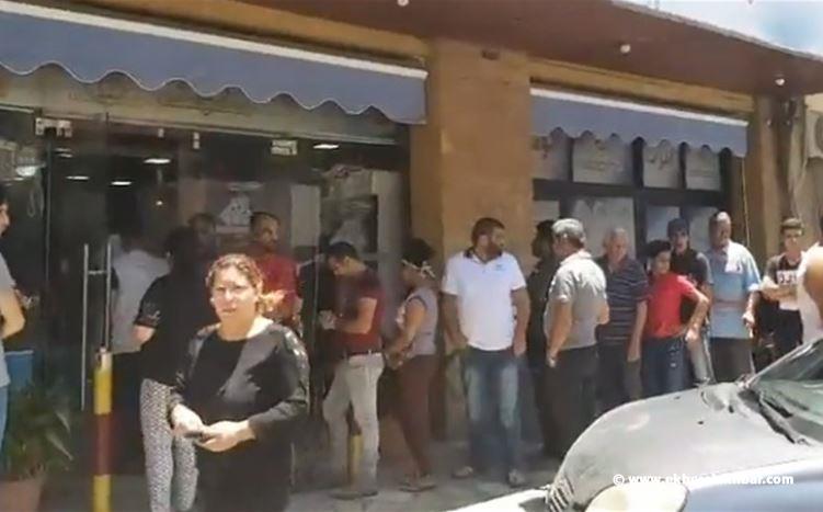 بالصورة.. تهافت المواطنين الى الافران بعد توقفها عن توزيع الخبز
