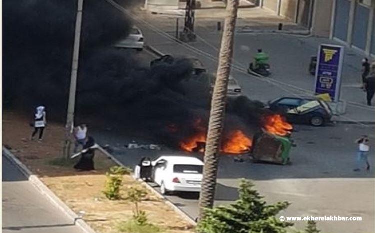 محتجون قطعوا بولفار فؤاد شهاب عند طلعة جسر ابي سمراء - طرابلس بالإتجاهين