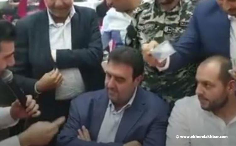 رجل ينثر المال على البعريني ومغنٍّ
