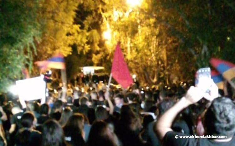 تظاهرة أمام السفارة التركية للتنديد بالدعم التركي لأذربيجان