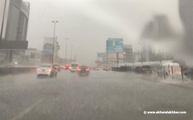 إنقاذ مواطنين علقوا داخل سيارتهم  بسبب غزارة الامطار