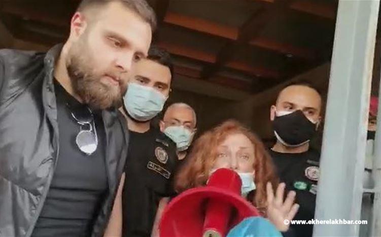 القاضية عون للمواطنين الذين يرافقونها: خلينا نعمل هالمهمة بسلام ولا نريد تعدياً على أحد 