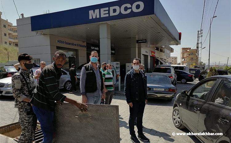 أبو حيدر دهم برفقة عناصر من المخابرات وأمن الدولة محطات الوقود في النبطية
