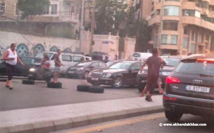 محتجون يقطعون الطريق عند جسر الرينغ في بيروت