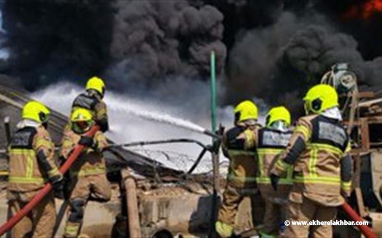 دبي.. فرق الدفاع المدني تتعامل مع حريق في جبل علي