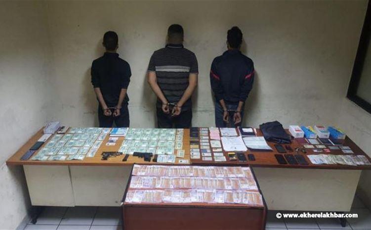 عصابة احترفت خطف وسلب سائقي الفانات بقوة السلاح في قبضة المعلومات