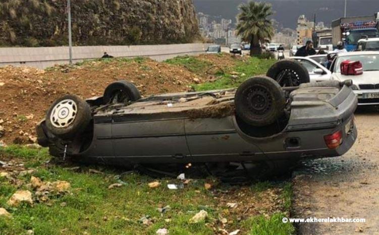 جريحان بإنقلاب سيارة على أوتوستراد طبرجا