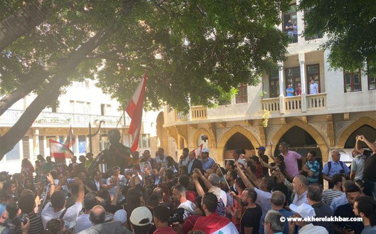 لم يحتج نواب «الثورة» إلى أكثر من جلسة للرضوخ للعبة الطائفية
