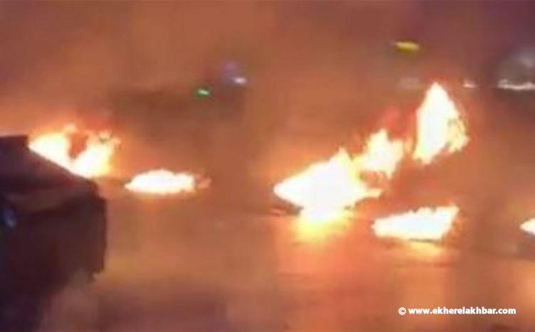 محتجون في طرابلس يقطعون طريق البوليفار بالمستوعبات والإطارات المشتعلة احتجاجاً