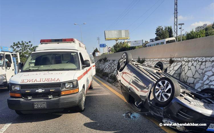 جريح جراء انقلاب سيارة على اوتوستراد عمشيت.