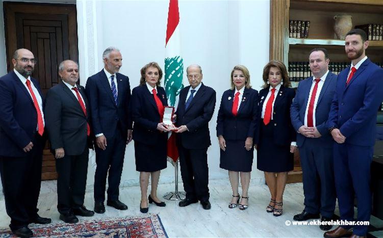رئيس الجمهورية كرم الصليب الأحمر ومنحه وسام الاستحقاق اللبناني