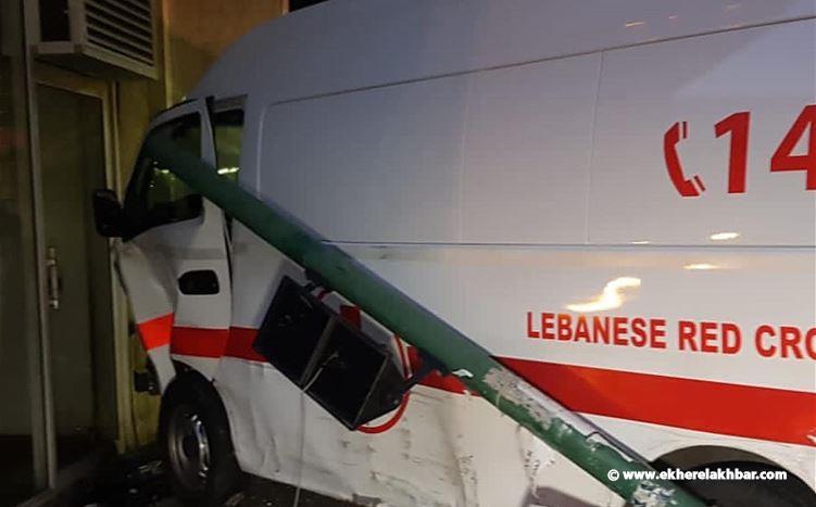 بالصور: سقوط 4 جرحى نتيجة حادث مع سيارة للصليب الاحمر اللبناني