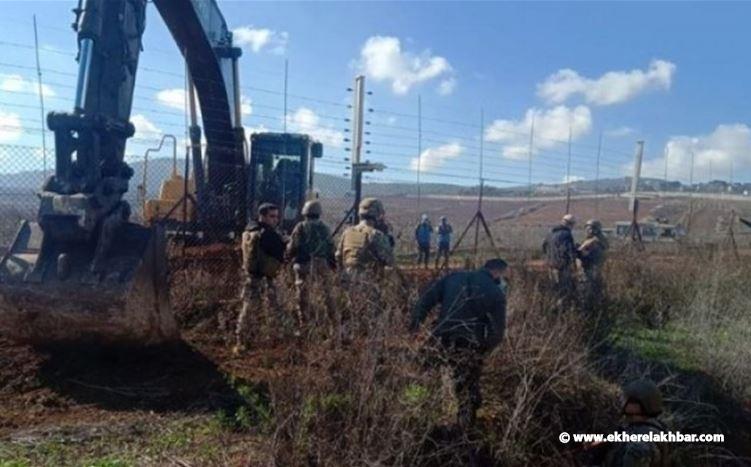 بالفيديو: عناصر الجيش اللبناني يوقفون عمل الجرافة الإسرائيلية بأجسادهم على الحدود