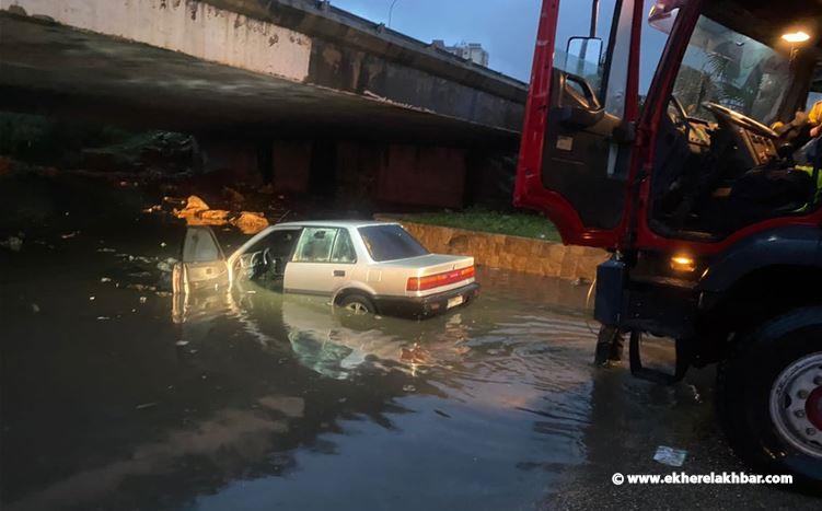 سحب سيارة وإنقاذ مواطنين احتجزوا بداخلها في خلدة