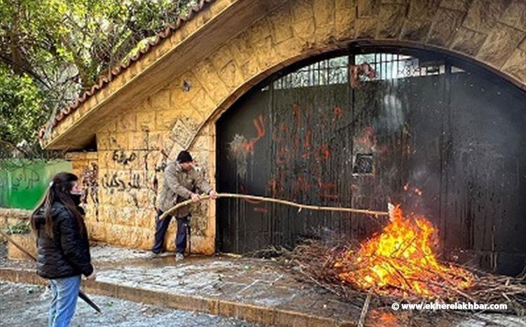المودعون اضرموا النيران امام منزل سليم صفير في سن الفيل