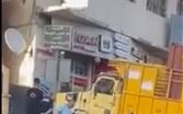 شاحنة تقتحم محلات تجارية على طريق المكلّس