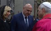 الرئيس عون واللبنانية الأولى غادرا الى الفاتيكان