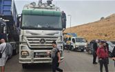 سائقو شاحنات قطعوا طريق ضهر البيدر احتجاجًا على احتجاز بعضها