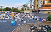 إقفال طريق القياعة في صيدا بمستوعبات وأكياس النفايات المتراكمة